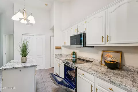 Kitchen - 916 S Dolphin Dr, Gilbert, AZ 85233 photo 3 of 4