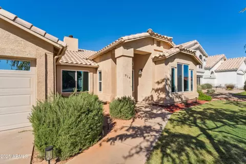 Exterior - 916 S Dolphin Dr, Gilbert, AZ 85233 photo 4 of 11