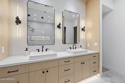 Bath - 4234 N 42nd Pl, Phoenix, AZ 85018 photo 8 of 16