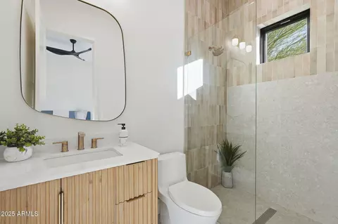Bath - 4234 N 42nd Pl, Phoenix, AZ 85018 photo 2 of 16