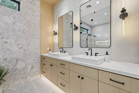 Bath - 4234 N 42nd Pl, Phoenix, AZ 85018 photo 3 of 16