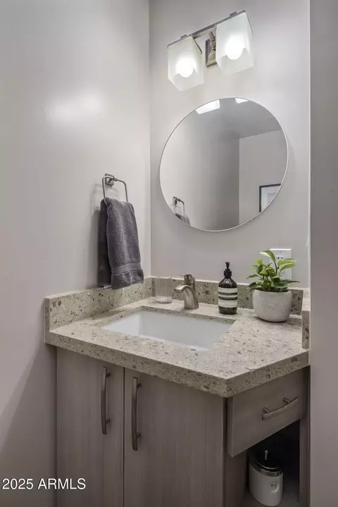 Bath - 219 E Oregon Ave, Phoenix, AZ 85012 photo 5 of 6