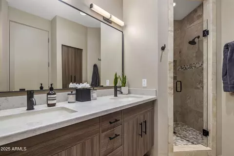 Bath - 219 E Oregon Ave, Phoenix, AZ 85012 photo 4 of 6