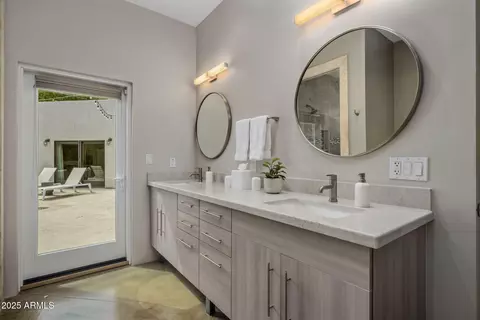 Bath - 219 E Oregon Ave, Phoenix, AZ 85012 photo 1 of 6