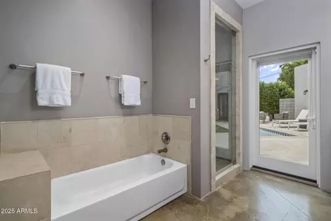 Bath - 219 E Oregon Ave, Phoenix, AZ 85012 photo 2 of 6
