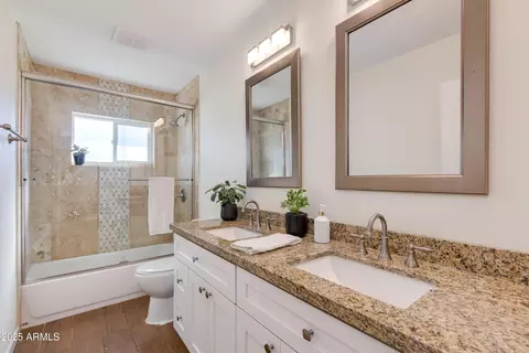 Bath - 3313 N 43rd Pl, Phoenix, AZ 85018 photo 2 of 2