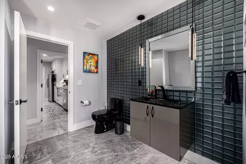 Bath - 5404 N 41st St, Phoenix, AZ 85018 photo 6 of 6