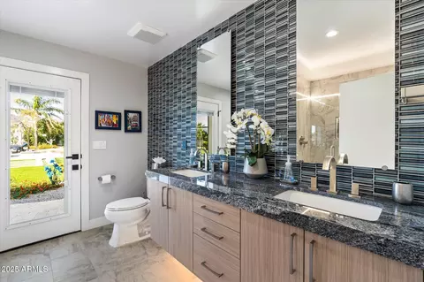Bath - 5404 N 41st St, Phoenix, AZ 85018 photo 5 of 6
