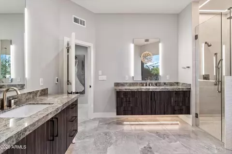 Bath - 5404 N 41st St, Phoenix, AZ 85018 photo 2 of 6