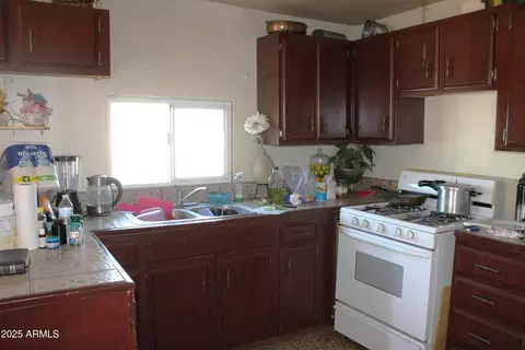 Kitchen - 5254 S 38th Dr, Phoenix, AZ 85041 photo 2 of 2