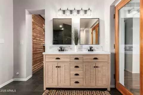 Bath - 2432 E Cochise Rd, Phoenix, AZ 85028 photo 1 of 1