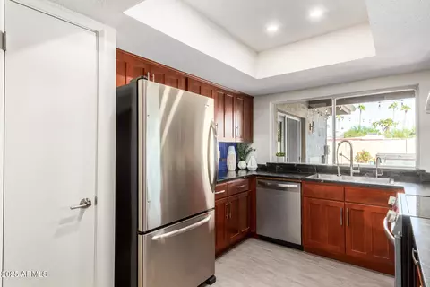 Kitchen - 2432 E Cochise Rd, Phoenix, AZ 85028 photo 2 of 2