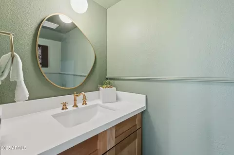 Bath - 4071 E Meadow Dr, Phoenix, AZ 85032 photo 1 of 4