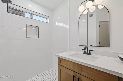 Bath - 4071 E Meadow Dr, Phoenix, AZ 85032 photo 3 of 4
