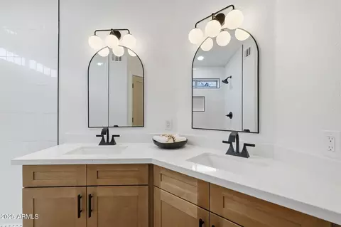 Bath - 4071 E Meadow Dr, Phoenix, AZ 85032 photo 2 of 4