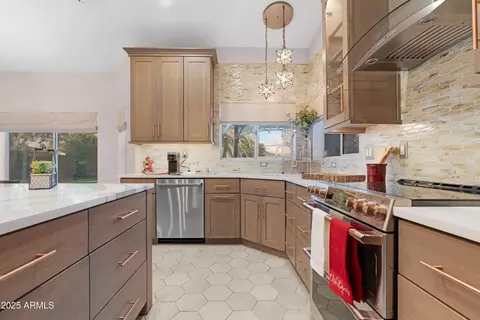 Kitchen - 1938 E Brentrup Dr, Tempe, AZ 85283 photo 6 of 8