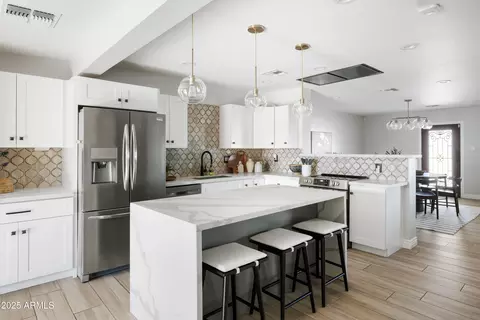 Kitchen - 2043 E Clarendon Ave, Phoenix, AZ 85016 photo 4 of 5