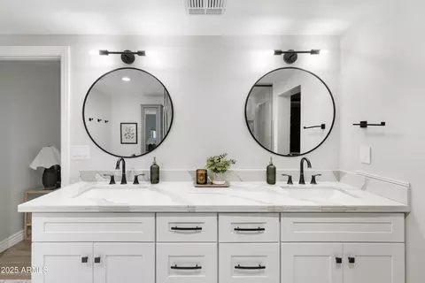 Bath - 2043 E Clarendon Ave, Phoenix, AZ 85016 photo 2 of 7