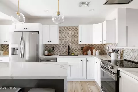 Kitchen - 2043 E Clarendon Ave, Phoenix, AZ 85016 photo 2 of 5