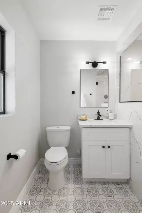 Bath - 2043 E Clarendon Ave, Phoenix, AZ 85016 photo 5 of 7