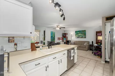 Kitchen - 4334 E Chuckwalla Cyn, Phoenix, AZ 85044 photo 3 of 3