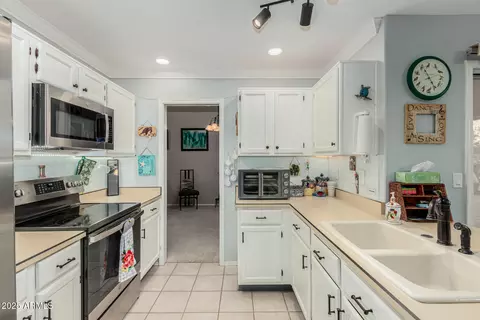 Kitchen - 4334 E Chuckwalla Cyn, Phoenix, AZ 85044 photo 1 of 3