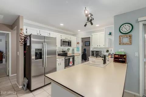 Kitchen - 4334 E Chuckwalla Cyn, Phoenix, AZ 85044 photo 2 of 3