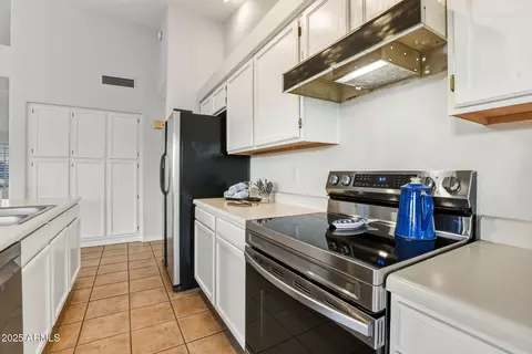 Kitchen - 4363 E Danbury Rd, Phoenix, AZ 85032 photo 2 of 9