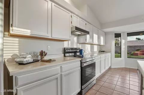 Kitchen - 4363 E Danbury Rd, Phoenix, AZ 85032 photo 4 of 9