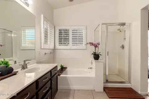 Bath - 4348 E Coolbrook Ave, Phoenix, AZ 85032 photo 2 of 3