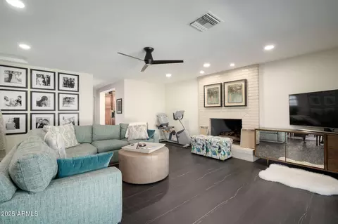 Living - 811 W Linger Ln, Phoenix, AZ 85021 photo 3 of 3