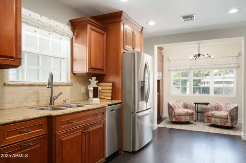 Kitchen - 811 W Linger Ln, Phoenix, AZ 85021 photo 1 of 1