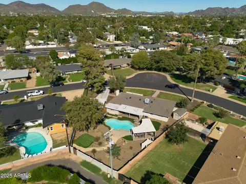 View/Area - 811 W Linger Ln, Phoenix, AZ 85021 photo 2 of 2