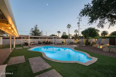Exterior - 811 W Linger Ln, Phoenix, AZ 85021 photo 4 of 6