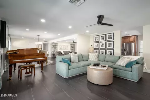 Living - 811 W Linger Ln, Phoenix, AZ 85021 photo 1 of 3
