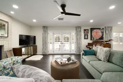 Living - 811 W Linger Ln, Phoenix, AZ 85021 photo 2 of 3