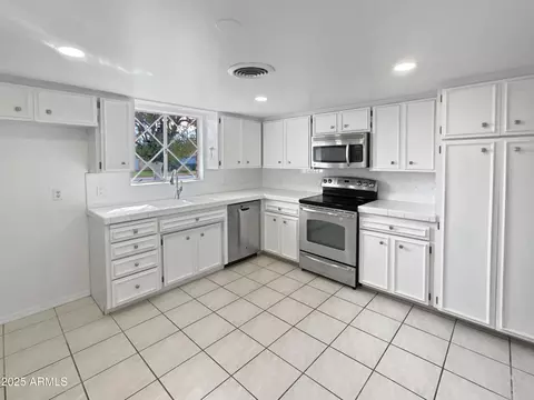 Kitchen - 3646 E Arcadia Ave, Mesa, AZ 85206 photo 1 of 2