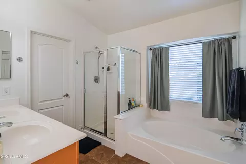 Bath - 2831 E Jj Ranch Rd, Phoenix, AZ 85024 photo 2 of 4