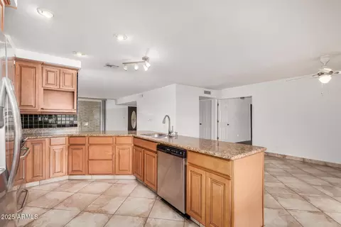 Kitchen - 3738 E Montecito Ave, Phoenix, AZ 85018 photo 4 of 4