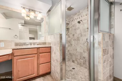 Bath - 3738 E Montecito Ave, Phoenix, AZ 85018 photo 2 of 3