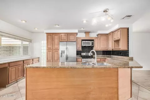 Kitchen - 3738 E Montecito Ave, Phoenix, AZ 85018 photo 2 of 4