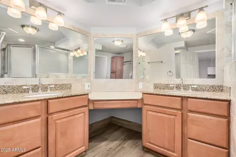 Bath - 3738 E Montecito Ave, Phoenix, AZ 85018 photo 1 of 3