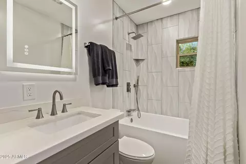 Bath - 4216 N 19th Pl, Phoenix, AZ 85016 photo 1 of 2