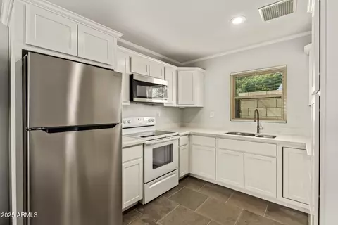 Kitchen - 4216 N 19th Pl, Phoenix, AZ 85016 photo 2 of 8
