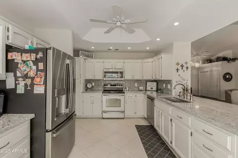 Kitchen - 7811 E Navarro Ave, Mesa, AZ 85209 photo 2 of 2