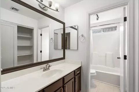 Bath - 829 E Potter Dr, Phoenix, AZ 85024 photo 1 of 2