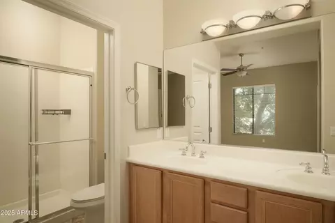 Bath - 2989 N 44th St #2007, Phoenix, AZ 85018 photo 3 of 4