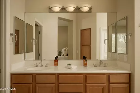 Bath - 2989 N 44th St #2007, Phoenix, AZ 85018 photo 2 of 4
