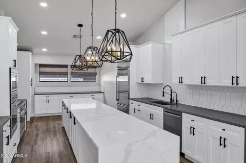 Kitchen - 4621 E Carmen St, Phoenix, AZ 85044 photo 6 of 8