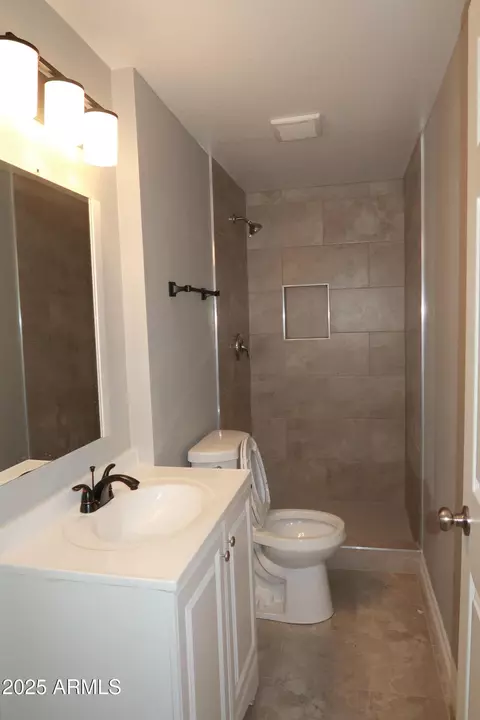 Bath - 807 E Cocopah St, Phoenix, AZ 85034 photo 1 of 3